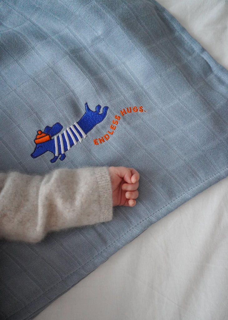 Endless Hugs - Großes Bambus Spucktuch mit blauen Puppy