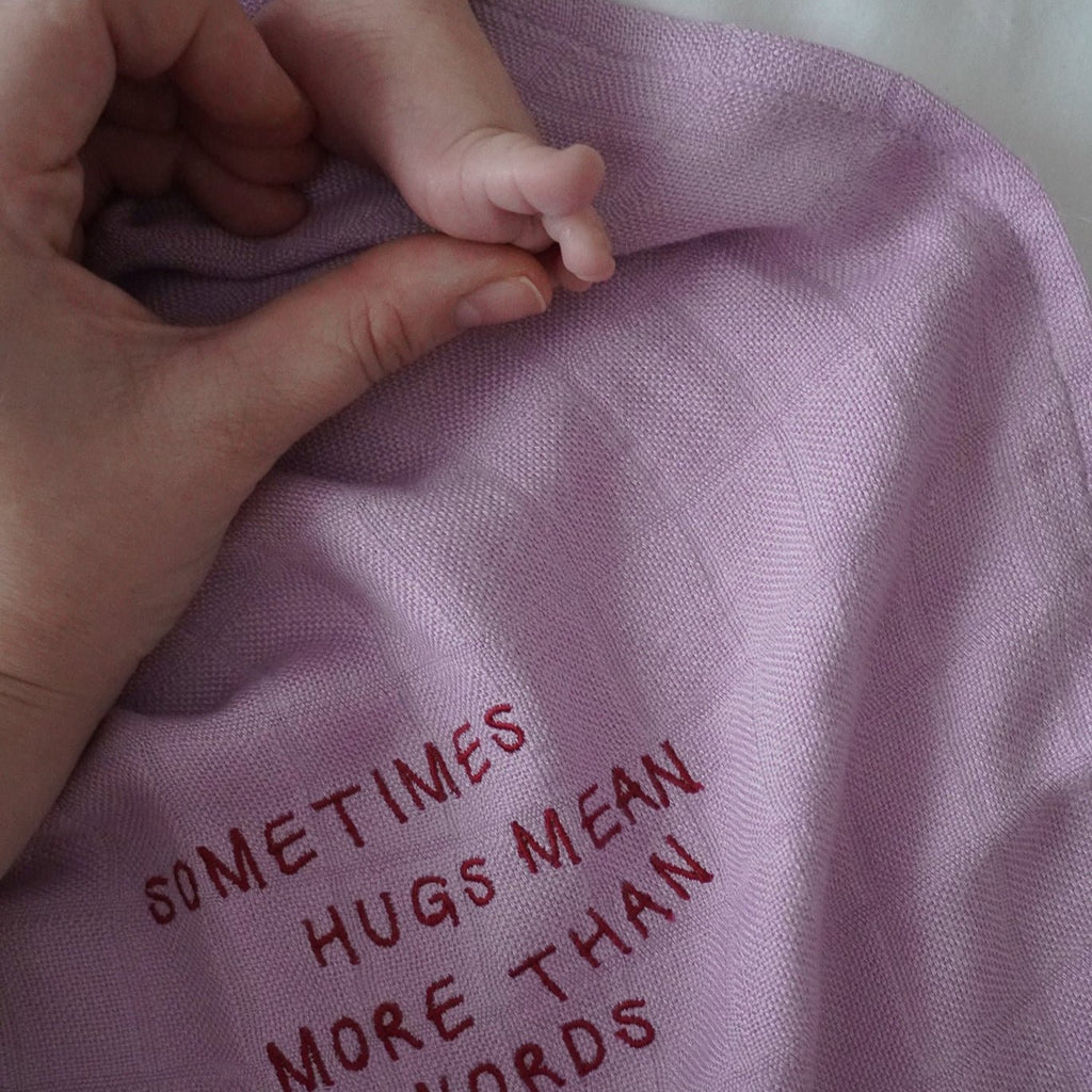 Endless Hugs - Großes Bambus Spucktuch mit Spruch Lila