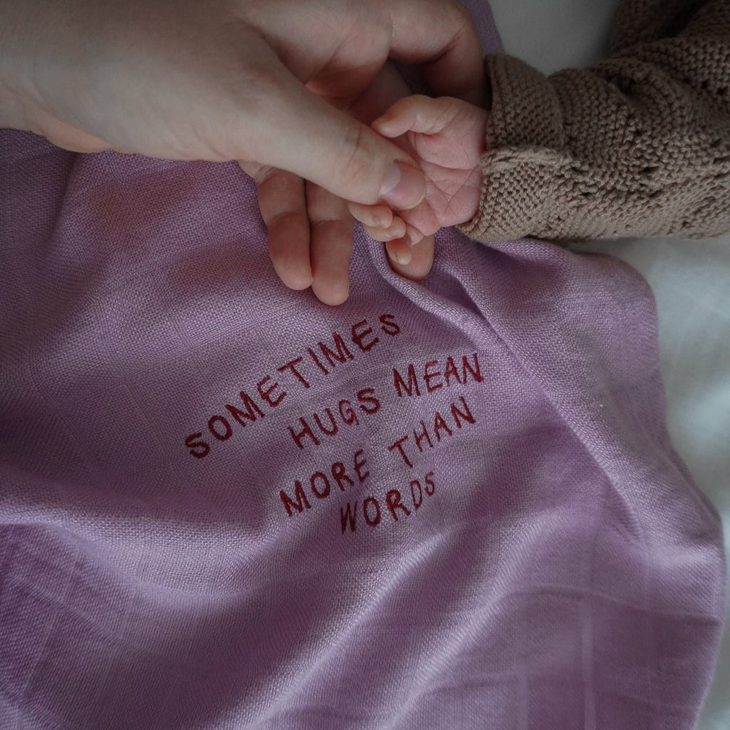 Endless Hugs - Großes Bambus Spucktuch mit Spruch Lila