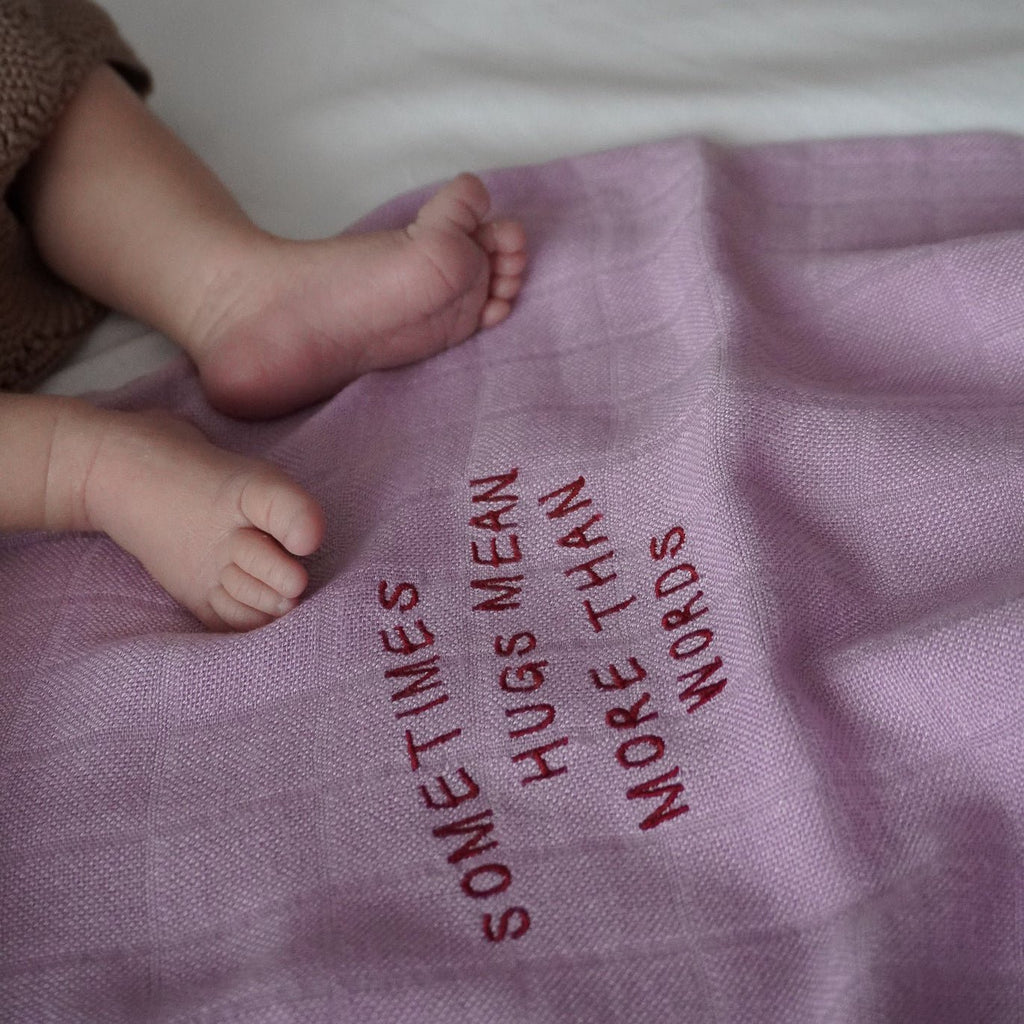 Endless Hugs - Großes Bambus Spucktuch mit Spruch Lila