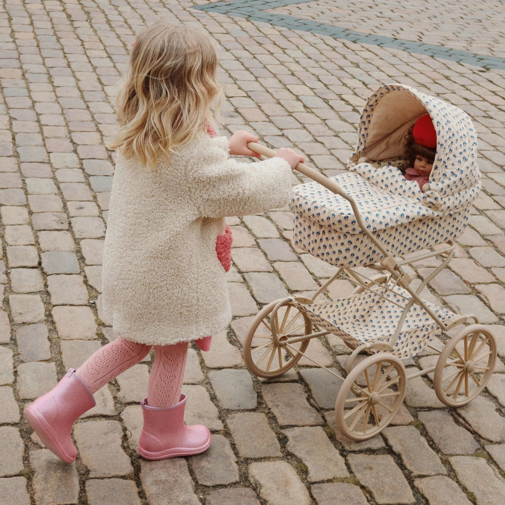 Konges Sløjd Odette Puppe 42cm mit Kirschkleid und langen Haaren - Little Baby Pocket