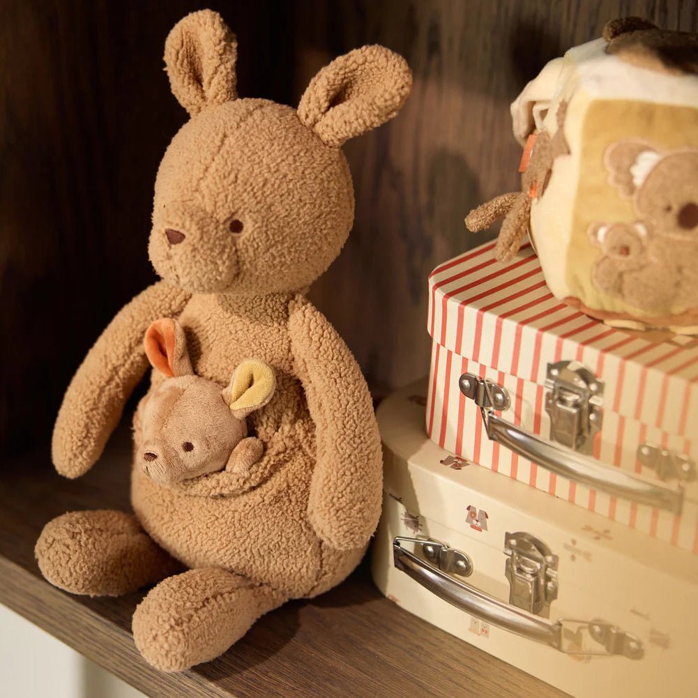 Lifestyle & More Känguru Plüschtier – 38 Cm, Mit Baby Im Beutel, Weiches Kuscheltier, Braun, Für Kinder & Erwachsene Lifestyle & More Känguru Plüschtier – 38 Cm, Mit Baby Im Beutel, Weiches Kuscheltier, Braun, Für Kinder & Erwachsene