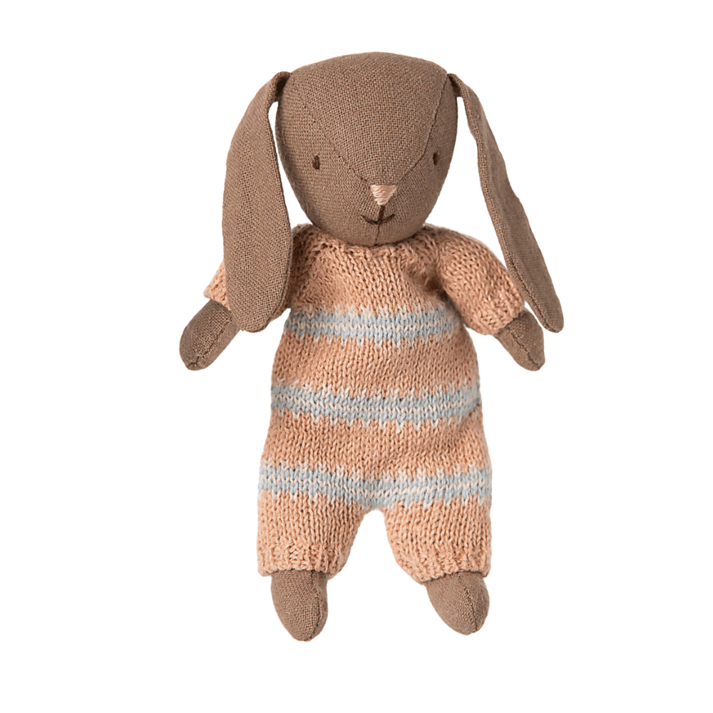 maileg Kaninchen Mikro Braun mit Dusty Rose Strickanzug & Magneten - Little Baby Pocket