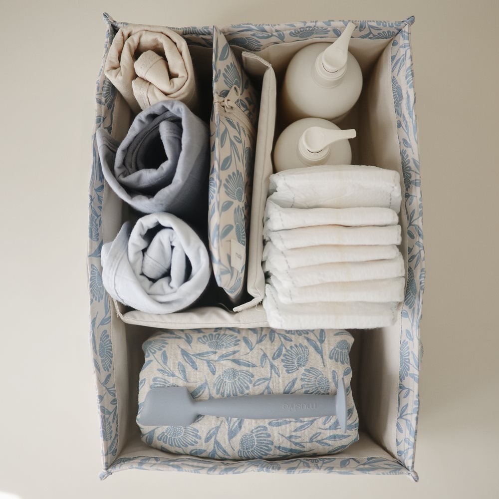 Organizer für Wickeltisch – Mushie Diaper Caddy Blue Flowers – Little Baby Pocket