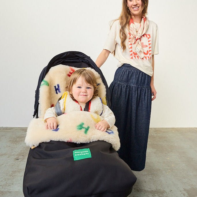 BINIBAMBA - Schafsfell Fußsack Puffmuff Binibamba x Bobo Choses Letterland