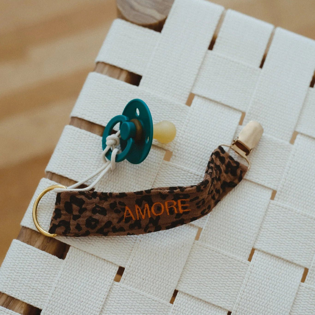 Atelier Pomme - Schnulleranhänger Leopard "Pretty Wild"