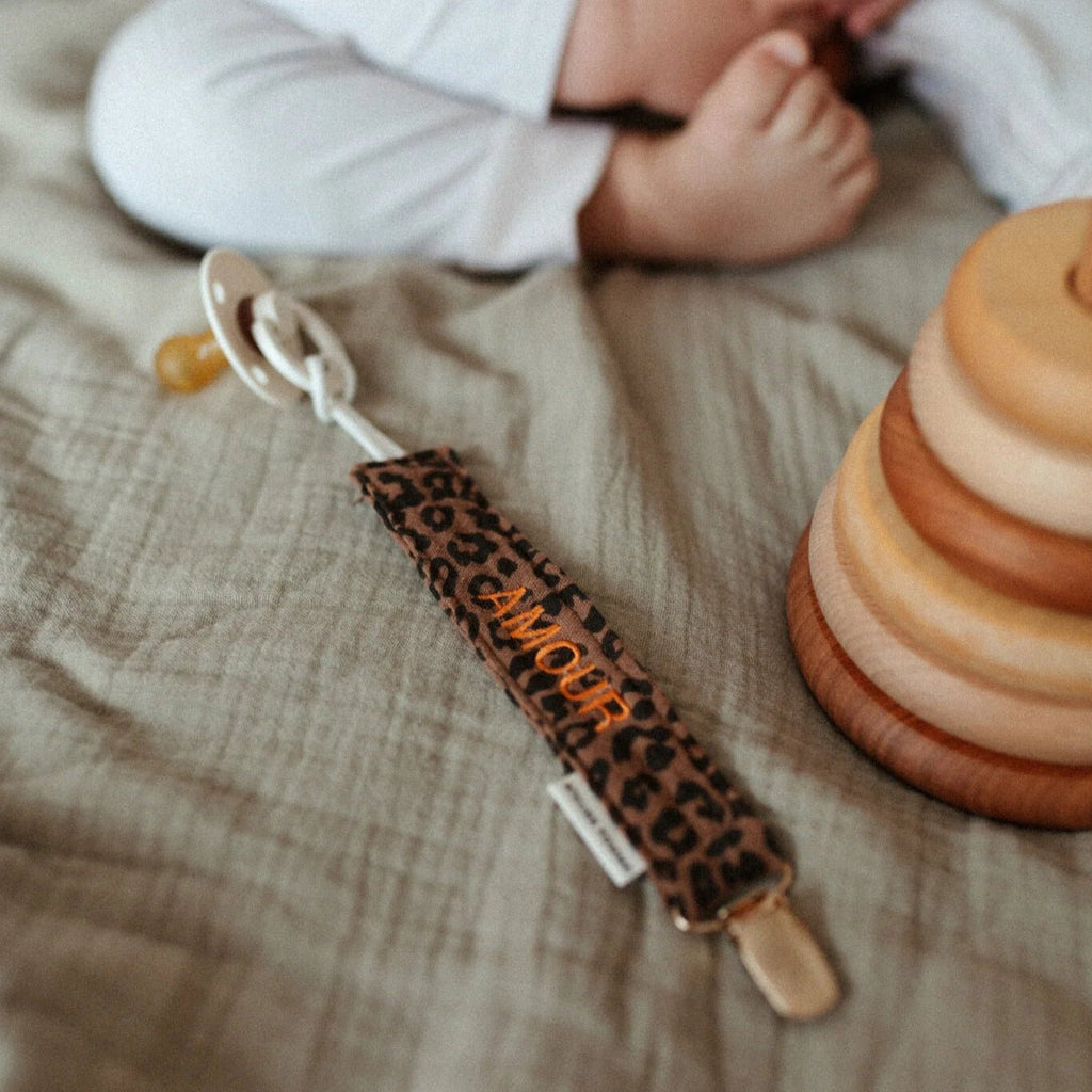 Atelier Pomme - Schnulleranhänger Leopard "Pretty Wild"