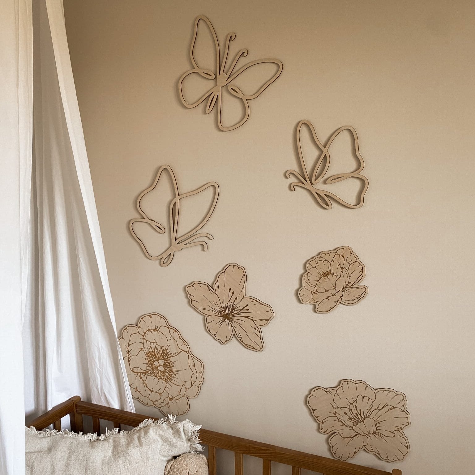 Personalisiertes Wandtattoo Für Mädchenzimmer – Mit Name & Schmetterlingen, 81x50 Cm | Made In Germany, Rückstandslos Entfernbar