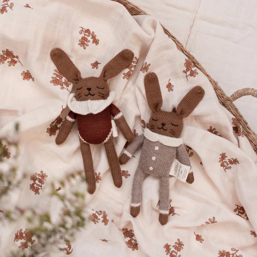 Kuscheltier "Bunny Jumpsuit Oat" - Little Baby Pocket