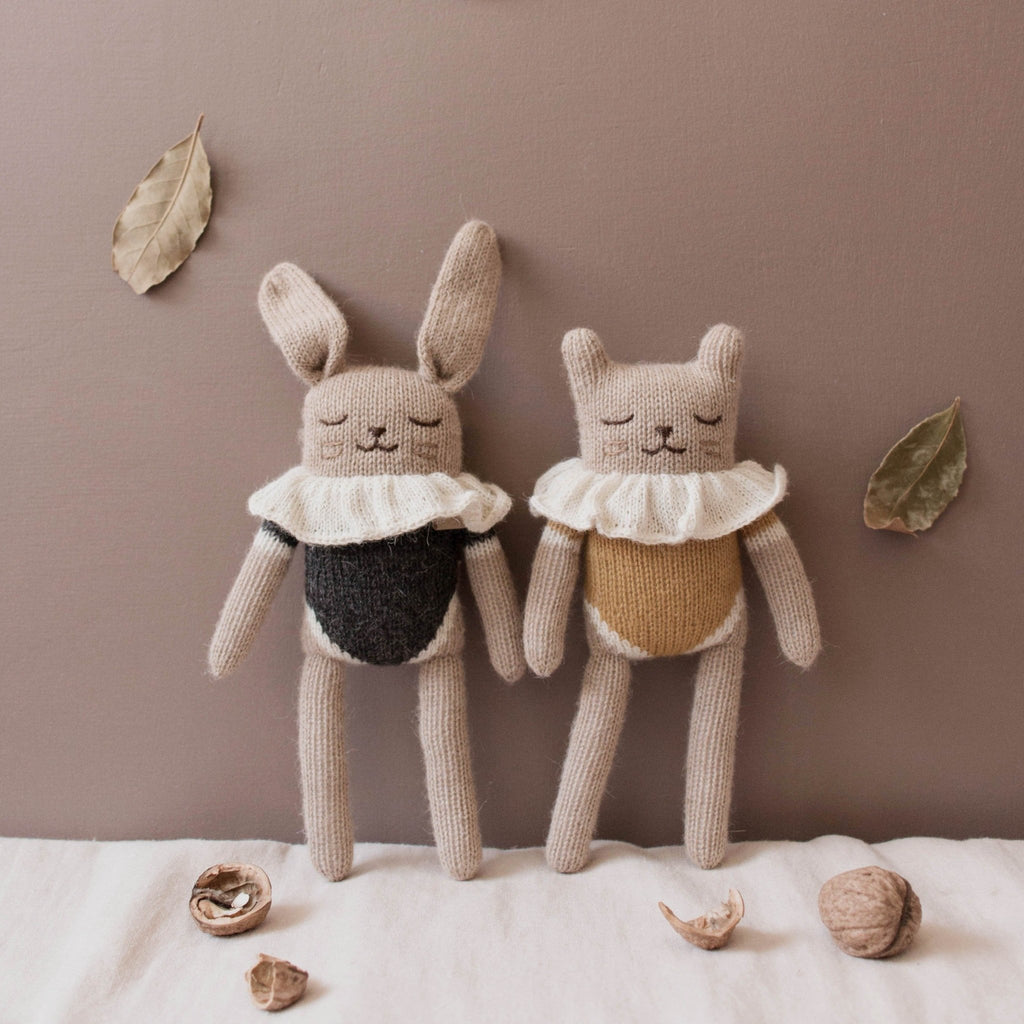 Kuscheltier "bunny knit toy black bodysuit" - Little Baby Pocket