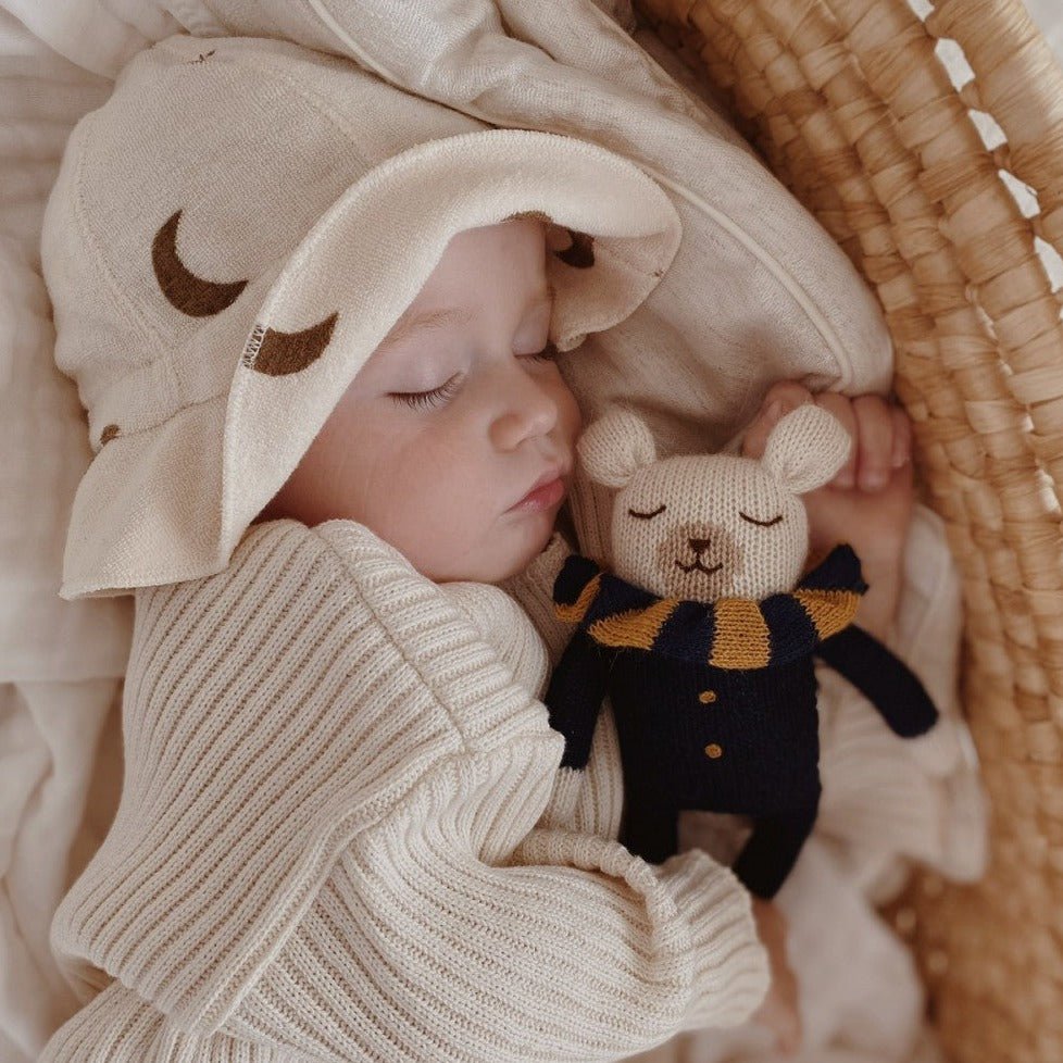 Kuscheltier "Polar Bear Navy Striped Collar" - Little Baby Pocket