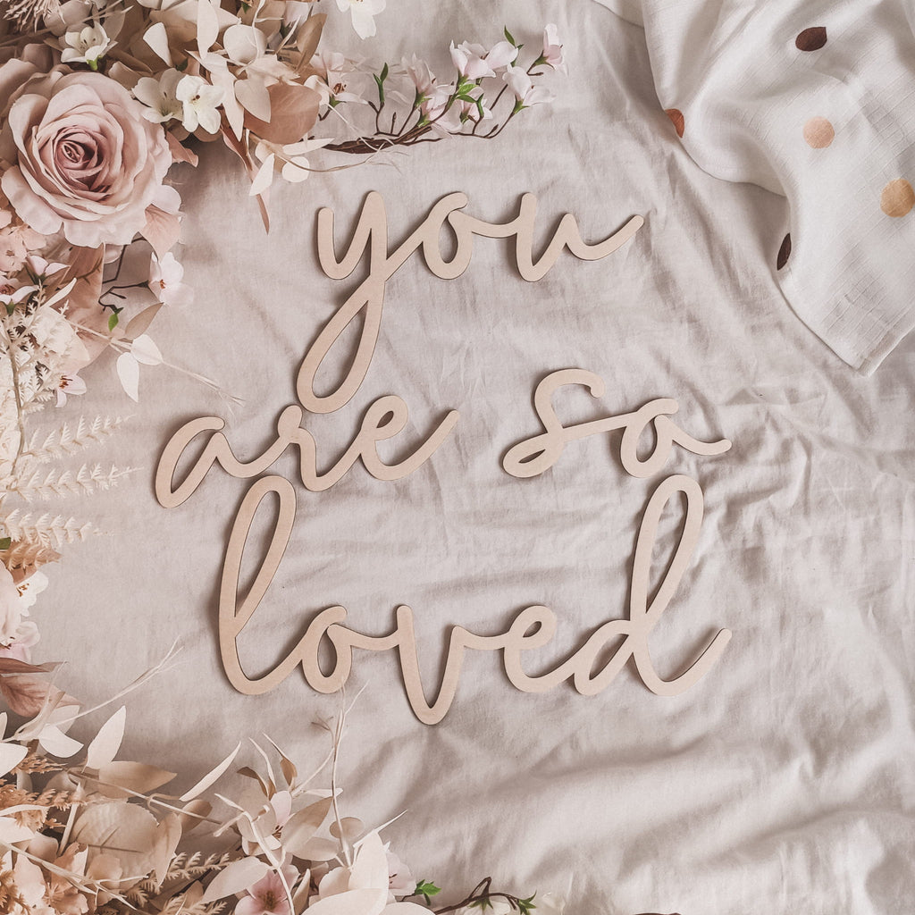 Schriftzug aus Holz "You are so loved" - Little Baby Pocket